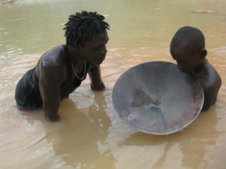 Maroon kid panning in Brokopondo, Suriname. Photograph by M. Heemskerk